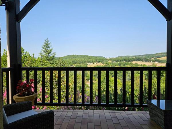 Penne d'Agenais -: Maison plain pied, 6 pièces - 4 Chambres -145 m², vue - piscine - double garage - parc