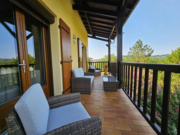 Penne d'Agenais -: Maison plain pied, 6 pièces - 4 Chambres -145 m², vue - piscine - double garage - parc