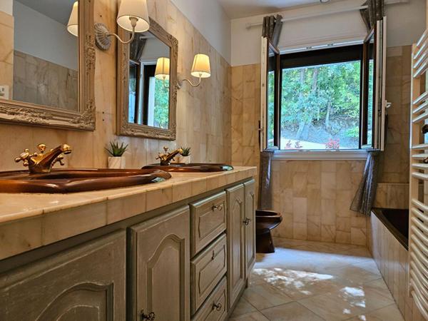 Penne d'Agenais -: Maison plain pied, 6 pièces - 4 Chambres -145 m², vue - piscine - double garage - parc