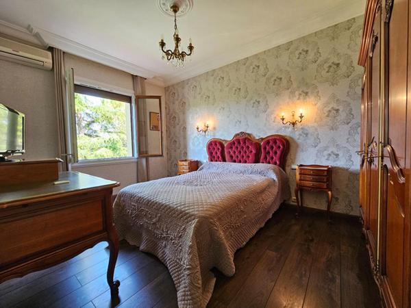 Penne d'Agenais -: Maison plain pied, 6 pièces - 4 Chambres -145 m², vue - piscine - double garage - parc