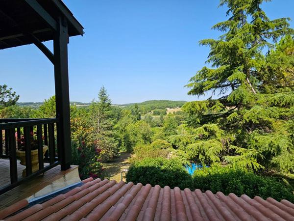 Penne d'Agenais -: Maison plain pied, 6 pièces - 4 Chambres -145 m², vue - piscine - double garage - parc