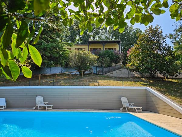 Penne d'Agenais -: Maison plain pied, 6 pièces - 4 Chambres -145 m², vue - piscine - double garage - parc