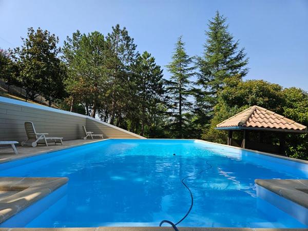 Penne d'Agenais -: Maison plain pied, 6 pièces - 4 Chambres -145 m², vue - piscine - double garage - parc