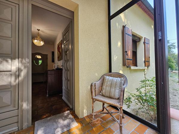 Penne d'Agenais -: Maison plain pied, 6 pièces - 4 Chambres -145 m², vue - piscine - double garage - parc