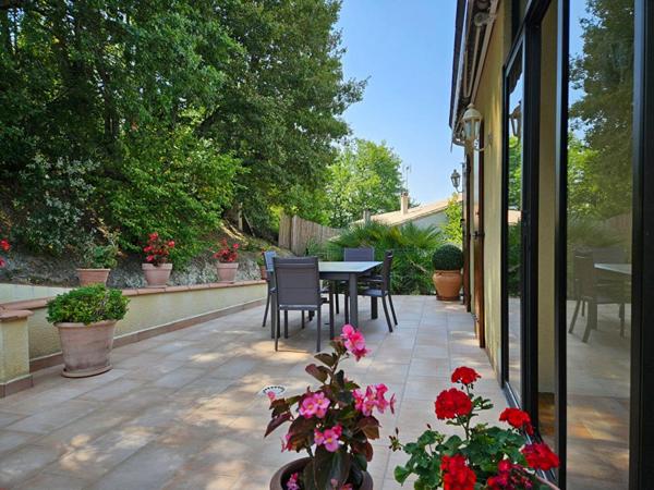 Penne d'Agenais -: Maison plain pied, 6 pièces - 4 Chambres -145 m², vue - piscine - double garage - parc