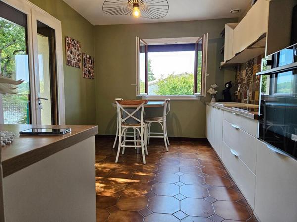 Penne d'Agenais -: Maison plain pied, 6 pièces - 4 Chambres -145 m², vue - piscine - double garage - parc