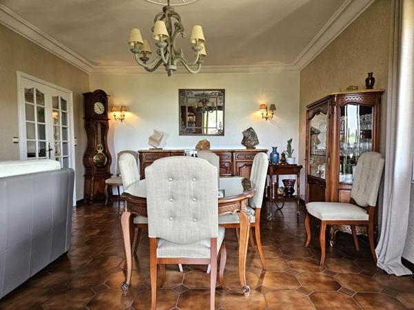 Penne d'Agenais -: Maison plain pied, 6 pièces - 4 Chambres -145 m², vue - piscine - double garage - parc