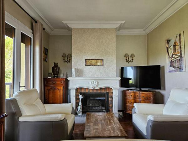 Penne d'Agenais -: Maison plain pied, 6 pièces - 4 Chambres -145 m², vue - piscine - double garage - parc