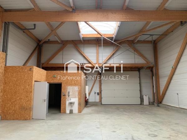A VENDRE BUREAUX HANGAR ATELIER 191 m2