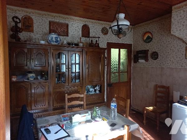 maison: cuisine, salon, 3 chambres cave jardin