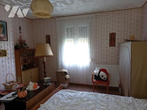 maison: cuisine, salon, 3 chambres cave jardin