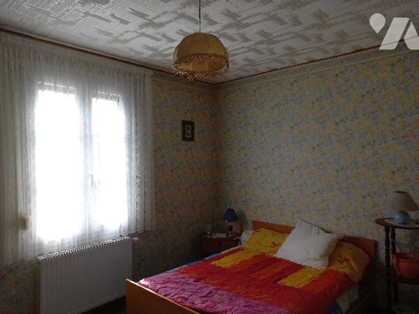 maison: cuisine, salon, 3 chambres cave jardin