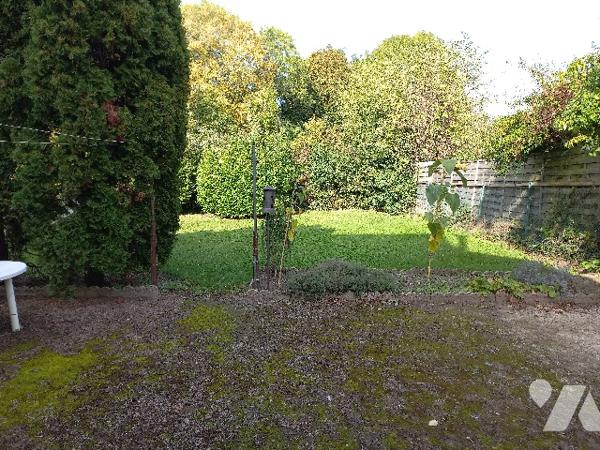 maison: cuisine, salon, 3 chambres cave jardin