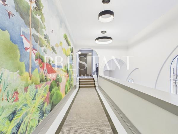 Situé sur les quais des Chartrons, au cœur de l’un des quartiers les plus recherchés de Bordeaux, cet appartement T4 d’environ 120 m² prend place au deuxième étage d’un immeuble do, BORDEAUX