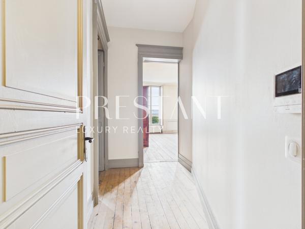 Situé sur les quais des Chartrons, au cœur de l’un des quartiers les plus recherchés de Bordeaux, cet appartement T4 d’environ 120 m² prend place au deuxième étage d’un immeuble do, BORDEAUX