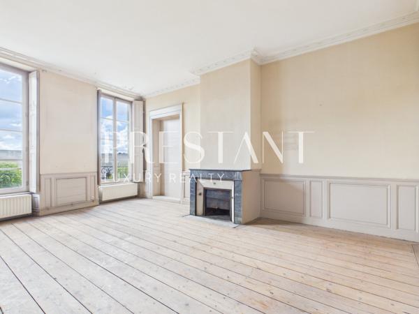 Situé sur les quais des Chartrons, au cœur de l’un des quartiers les plus recherchés de Bordeaux, cet appartement T4 d’environ 120 m² prend place au deuxième étage d’un immeuble do, BORDEAUX