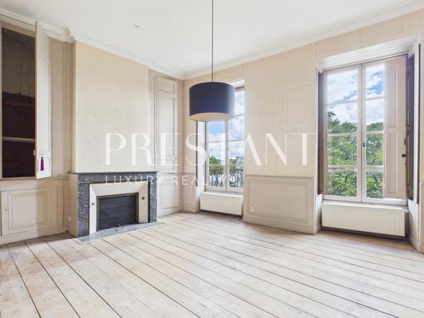Situé sur les quais des Chartrons, au cœur de l’un des quartiers les plus recherchés de Bordeaux, cet appartement T4 d’environ 120 m² prend place au deuxième étage d’un immeuble do, BORDEAUX