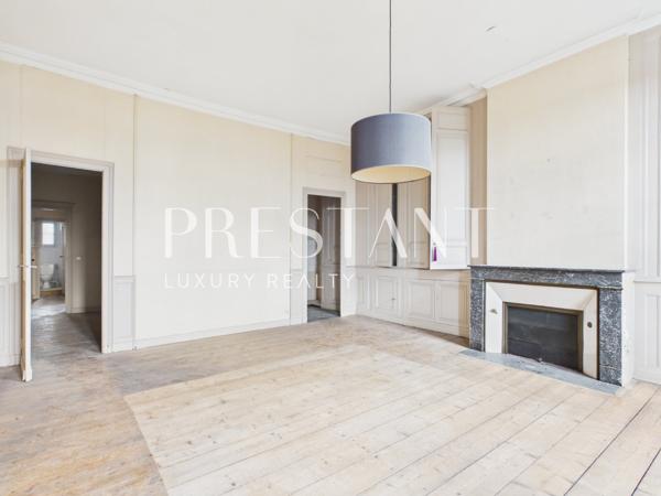 Situé sur les quais des Chartrons, au cœur de l’un des quartiers les plus recherchés de Bordeaux, cet appartement T4 d’environ 120 m² prend place au deuxième étage d’un immeuble do, BORDEAUX