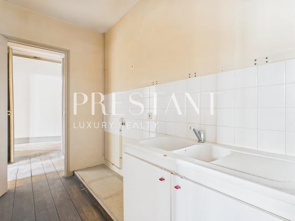 Situé sur les quais des Chartrons, au cœur de l’un des quartiers les plus recherchés de Bordeaux, cet appartement T4 d’environ 120 m² prend place au deuxième étage d’un immeuble do, BORDEAUX