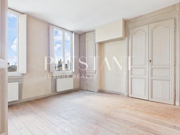 Situé sur les quais des Chartrons, au cœur de l’un des quartiers les plus recherchés de Bordeaux, cet appartement T4 d’environ 120 m² prend place au deuxième étage d’un immeuble do, BORDEAUX