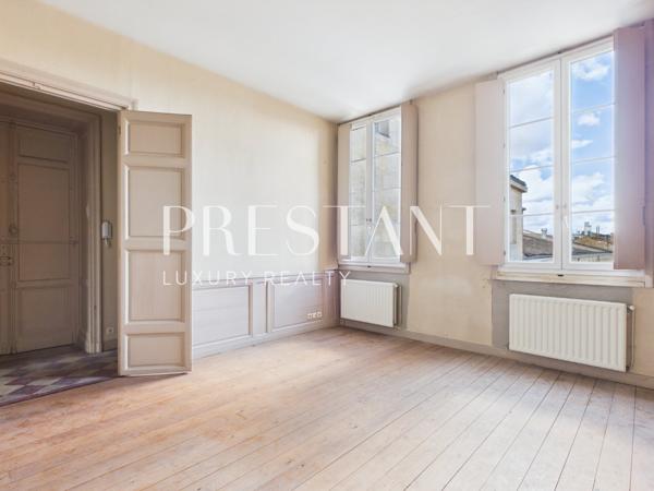 Situé sur les quais des Chartrons, au cœur de l’un des quartiers les plus recherchés de Bordeaux, cet appartement T4 d’environ 120 m² prend place au deuxième étage d’un immeuble do, BORDEAUX