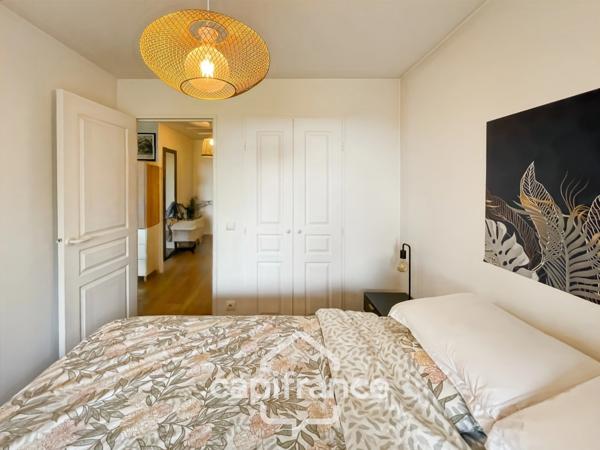 HOTEL DU GOLF  appartement 2ème et dernier étage  rénové et climatisé  de 33 m2 , trou n° 8 , sud ouest , une chambre,  loggia terrasse, salle de bain , wc, piscine résidentielle, place de parking
