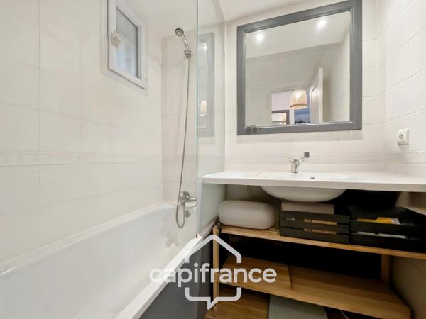 HOTEL DU GOLF  appartement 2ème et dernier étage  rénové et climatisé  de 33 m2 , trou n° 8 , sud ouest , une chambre,  loggia terrasse, salle de bain , wc, piscine résidentielle, place de parking