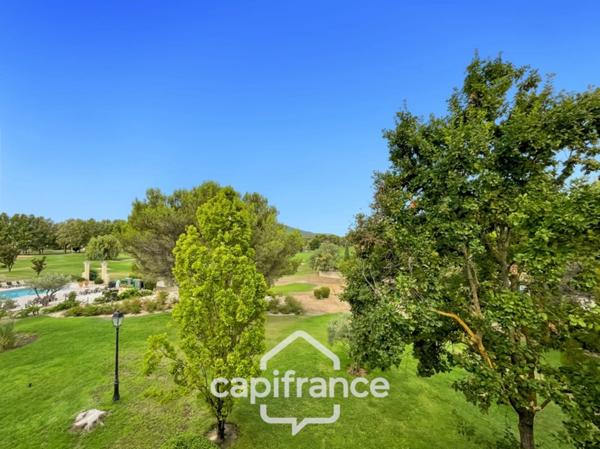 HOTEL DU GOLF  appartement 2ème et dernier étage  rénové et climatisé  de 33 m2 , trou n° 8 , sud ouest , une chambre,  loggia terrasse, salle de bain , wc, piscine résidentielle, place de parking