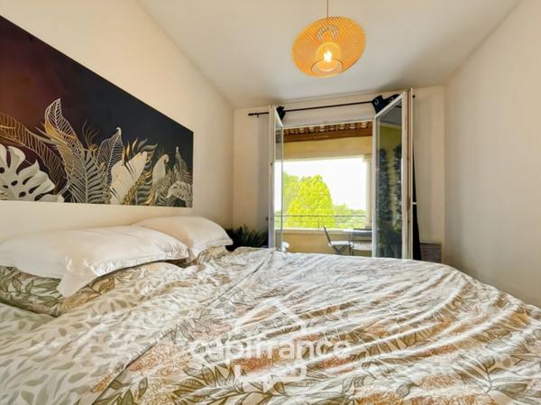 HOTEL DU GOLF  appartement 2ème et dernier étage  rénové et climatisé  de 33 m2 , trou n° 8 , sud ouest , une chambre,  loggia terrasse, salle de bain , wc, piscine résidentielle, place de parking