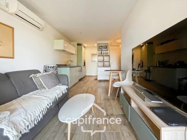 HOTEL DU GOLF  appartement 2ème et dernier étage  rénové et climatisé  de 33 m2 , trou n° 8 , sud ouest , une chambre,  loggia terrasse, salle de bain , wc, piscine résidentielle, place de parking
