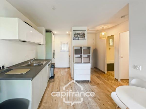 HOTEL DU GOLF  appartement 2ème et dernier étage  rénové et climatisé  de 33 m2 , trou n° 8 , sud ouest , une chambre,  loggia terrasse, salle de bain , wc, piscine résidentielle, place de parking