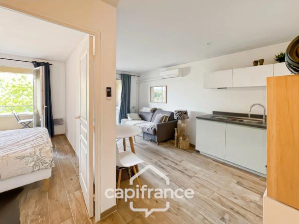 HOTEL DU GOLF  appartement 2ème et dernier étage  rénové et climatisé  de 33 m2 , trou n° 8 , sud ouest , une chambre,  loggia terrasse, salle de bain , wc, piscine résidentielle, place de parking