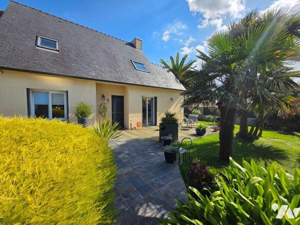 LANDEDA.  Belle maison traditionnelle de 2005 de 172m2  + une extension  en bois de 2012, posée...