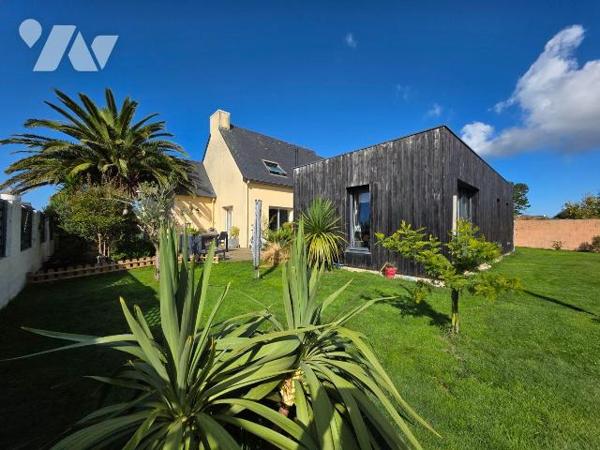 LANDEDA.  Belle maison traditionnelle de 2005 de 172m2  + une extension  en bois de 2012, posée...