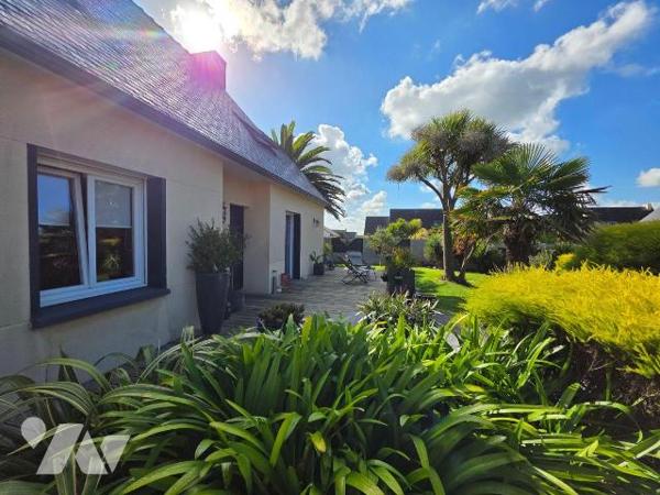 LANDEDA.  Belle maison traditionnelle de 2005 de 172m2  + une extension  en bois de 2012, posée...
