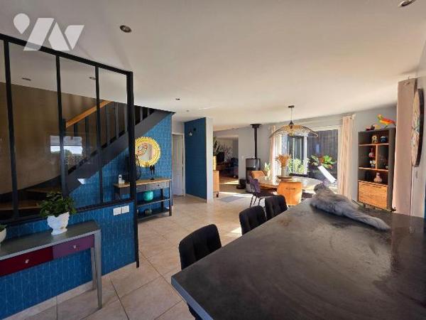 LANDEDA.  Belle maison traditionnelle de 2005 de 172m2  + une extension  en bois de 2012, posée...