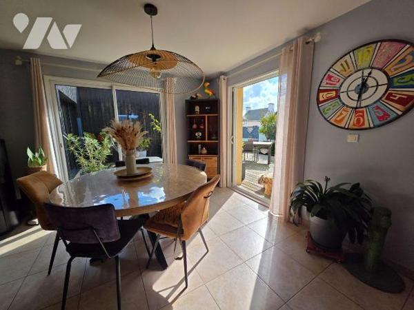 LANDEDA.  Belle maison traditionnelle de 2005 de 172m2  + une extension  en bois de 2012, posée...