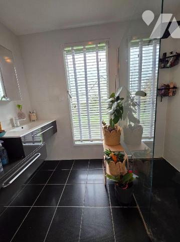 LANDEDA.  Belle maison traditionnelle de 2005 de 172m2  + une extension  en bois de 2012, posée...