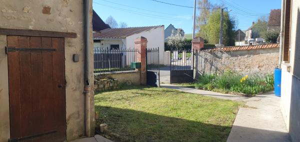 GRANDE MAISON AVEC GARAGE ET TERRAIN