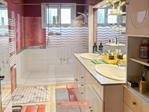 VILLA DE TYPE LANDAISE DE PLAIN-PIED 157 M2 Habitables , JARDIN AVEC FORAGE.