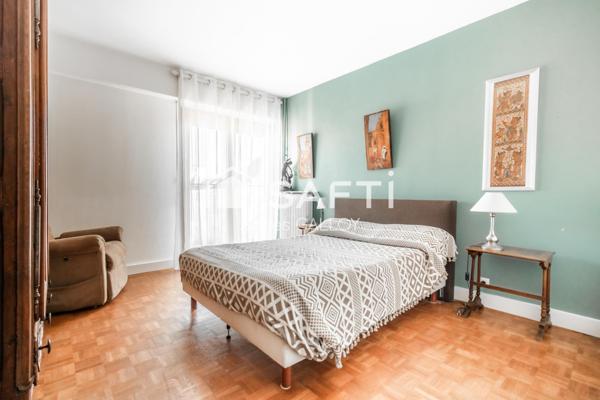 Emplacement privilégié proche des commerces et au calme