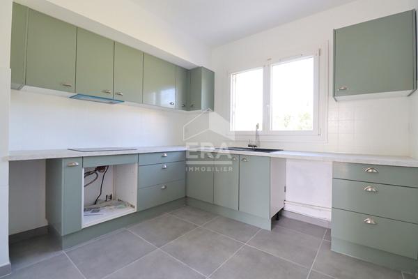 EGUILLES : sur le bas du village, maison rénovée en partie en R+1 de 131 m² sur un terrain de  636 m²