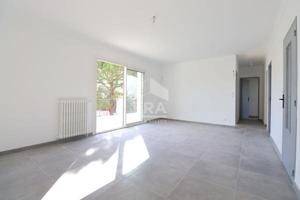 EGUILLES : sur le bas du village, maison rénovée en partie en R+1 de 131 m² sur un terrain de  636 m²