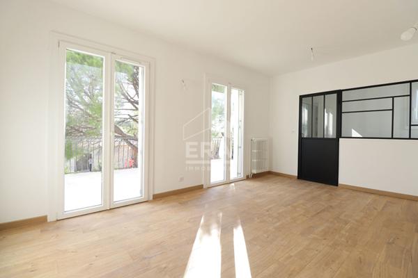 EGUILLES : sur le bas du village, maison rénovée en partie en R+1 de 131 m² sur un terrain de  636 m²