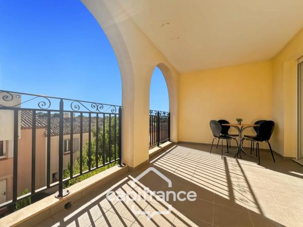 Lumière, calme, authenticité… Un art de vivre signé Pont Royal. appatement de 57m2 avec vue sur les collines, large terrasse,2 vraies chambres, piscine, place de parking, garage à vélos