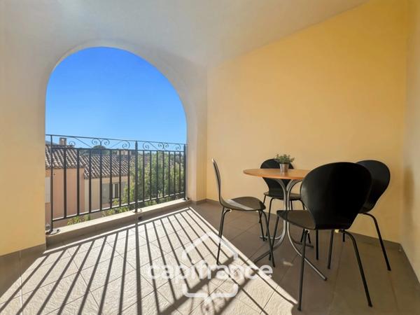 Lumière, calme, authenticité… Un art de vivre signé Pont Royal. appatement de 57m2 avec vue sur les collines, large terrasse,2 vraies chambres, piscine, place de parking, garage à vélos