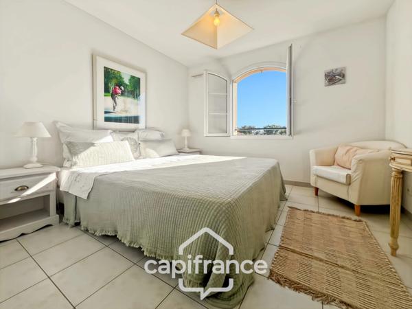 Lumière, calme, authenticité… Un art de vivre signé Pont Royal. appatement de 57m2 avec vue sur les collines, large terrasse,2 vraies chambres, piscine, place de parking, garage à vélos