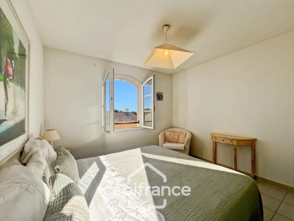 Lumière, calme, authenticité… Un art de vivre signé Pont Royal. appatement de 57m2 avec vue sur les collines, large terrasse,2 vraies chambres, piscine, place de parking, garage à vélos