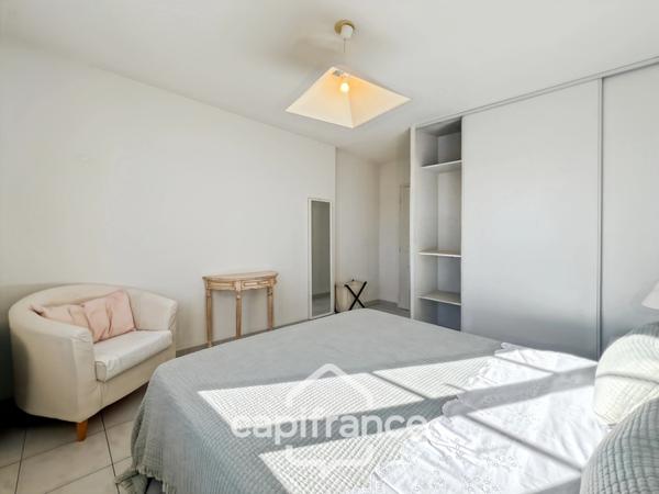 Lumière, calme, authenticité… Un art de vivre signé Pont Royal. appatement de 57m2 avec vue sur les collines, large terrasse,2 vraies chambres, piscine, place de parking, garage à vélos