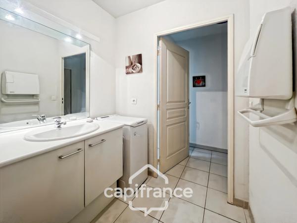 Lumière, calme, authenticité… Un art de vivre signé Pont Royal. appatement de 57m2 avec vue sur les collines, large terrasse,2 vraies chambres, piscine, place de parking, garage à vélos